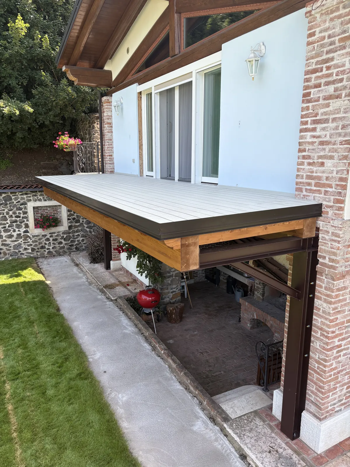 Ampliamento di un terrazzo con struttura portante in acciaio e travi in legno, realizzato da GSM in provincia di Vicenza