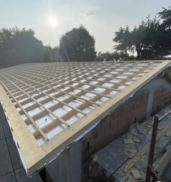 Orditura in listelli di legno con isolante termico riflettente su una copertura