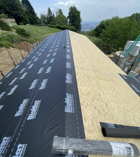 Posa della guaina impermeabilizzante su pannelli OSB di una copertura in pendenza