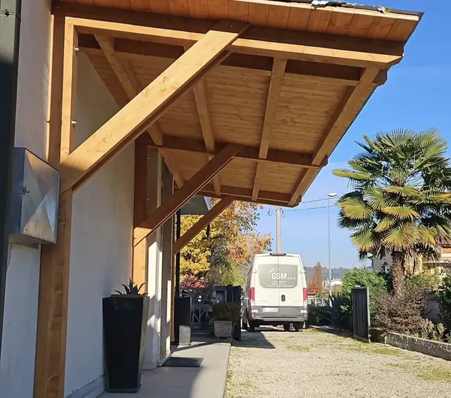 Pensilina in legno a sbalzo sopra un ingresso, realizzata da GSM