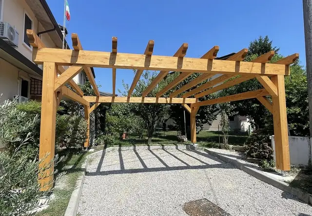 Pergola carport in legno lamellare realizzata da GSM in provincia di Vicenza
